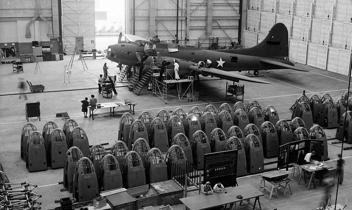  B-17F   Douglas Aircraft factory  Long Beach, 1942  