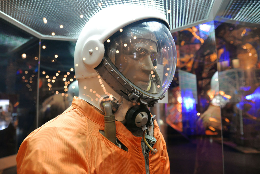 Фотография гагарина в скафандре. Скафандр ск1 Юрия Гагарина. Скафандр Гагарина в музее космонавтики.
