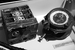 Длинноволновый радиоприёмник и радиокомпас снятые со сбитых немецких бомбардировщиков, ЦМВС, г.Москва