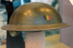 Британский стальной шлем Mk II. Черно-желто-красное изображение бельгийского флага – экипировка солдата бельгийской бригады в Великобритании, ЦМВС, г.Москва