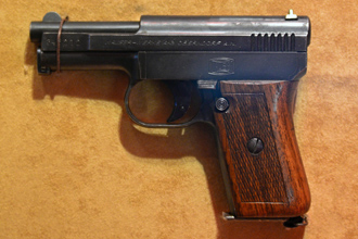6,35-мм пистолет Mauser 1910/14 принадлежал И.В. Сталину, передан из комендатуры Кремля в 1987 году. ЦМВС, г.Москва