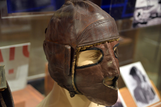 Лётный шлем и лицевая маска из кротового меха, принадлежали М.Т. Полозенко, ЦМВС, г.Москва