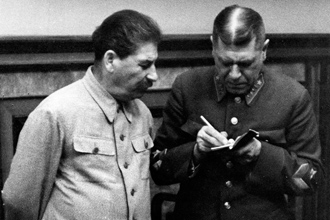 И.В. Сталин разговаривает с Начальником Генштаба РККА Б.М. Шапошниковым, ЦМВС, г.Москва