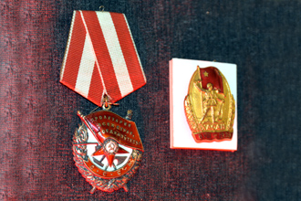 Нагрудный знак «Участнику боев у озера Хасан» и орден Красного Знамени, которыми был награжден командир 32-й стрелковой дивизии полковник Н. Э. Берзарин, ЦМВС, г.Москва