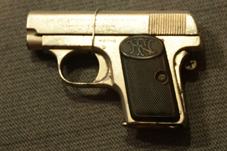 6,35-мм карманный пистолет Browning M1906 принадлежал маршалу Советского Союза Матвею Васильевичу Захарову, ЦМВС, г.Москва