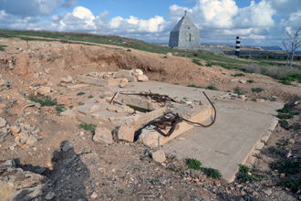 Бетонный фундамент и расчищенный грунт на поверхности артблока, музейный комплекс «35-я береговая батарея»