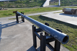 Ствол 100-мм артиллерийской установки Б-24-БМ, найденный на территории батареи при реконструкции, музейный комплекс «35-я береговая батарея»