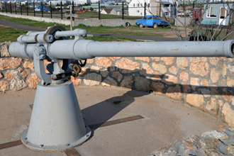 Корабельная 75-мм/50 пушка Канэ в орудийном дворике, музейный комплекс «35-я береговая батарея»