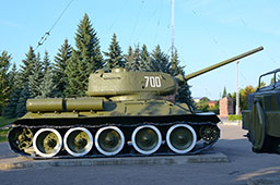 Т-34-85 омского производства –  характерный литьевой шов на скуле башни