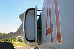 Воздухозаборник МиГ-27 – нерегулируемый. Его входные части отстоят от боковой поверхности фюзеляжа, образуя щели для слива пограничного слоя