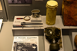 1930-ые годы: штык винтовки Маузера, противогазная коробка, рыжий солдатский ранец образца 1934 года, музей истории Великой Отечественной войны, Минск