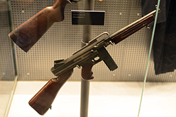 11,43-мм пистолет-пулемёт Томпсона М1А1, поставка по ленд-лизу из США (упрощенный вариант М1928: деревянное цевье вместо передней рукоятки, ствол без оребрения и компенсатора) , музей истории Великой Отечественной войны, Минск