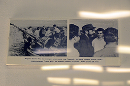 Фидель Кастро Рус на позиции зенитчиков под Гаваной. На левом снимке второй слева – подполковник Ю.А.Гучков, на правом, в центре – майор Осыко В.В., 1962 год 