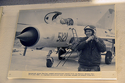 Будущий лётчик-космонавт вьетнамский лётчик Фам Туан, сбивший Б-52 над Ханоем. Декабрь 1972г. 