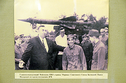 Главком Войск ПВО СССР П.Ф.Батицкий во время посещения ДРВ