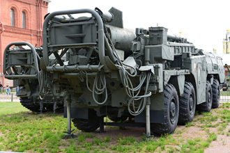 Пусковая установка 9П117М с ракетой 8К14 комплекса 9К72 «Эльбрус», Артиллерийский музей, СПб