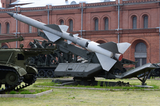 Пусковая установка СМ-63 с макетом ракеты 11Д ЗРК СА-75, Артиллерийский музей, СПб