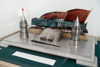 Чернильный прибор с макетами паровоза и тендера. Подарок И.В. Сталину, Музей обороны Царицына