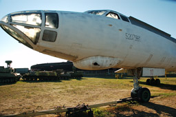 Тактический номер на створках носовой стойки шасси Ту-16А 