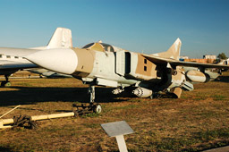 Истребитель МиГ-23, серийный номер 021001104, 141 синий