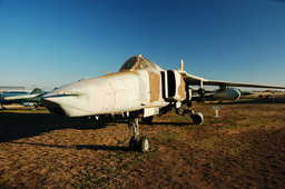 Воздухозаборник МиГ-27 - нерегулируемый. Его входные части отстоят от боковой поверхности фюзеляжа, образуя щели для слива пограничного слоя