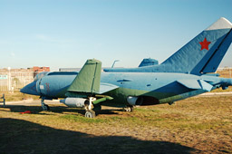 Палубный самолет вертикального взлёта и посадки Як-38.