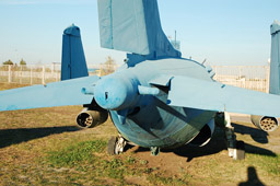 В хвостовой части фюзеляжа установлена парашютно-тормозная система ПТК-36М.