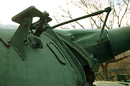 Опорная плита ИК-осветителя Л-2 с отверстием под штепсельный разъем, параллелограммная тяга и амбразура спаренного с пушкой 7.62-мм пулемета СГ-43